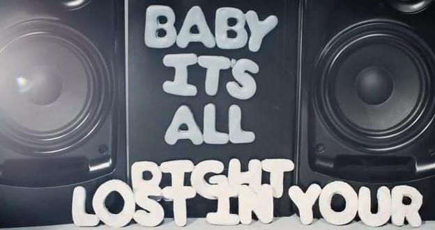 Justin Bieber – Right Here (video s texty)